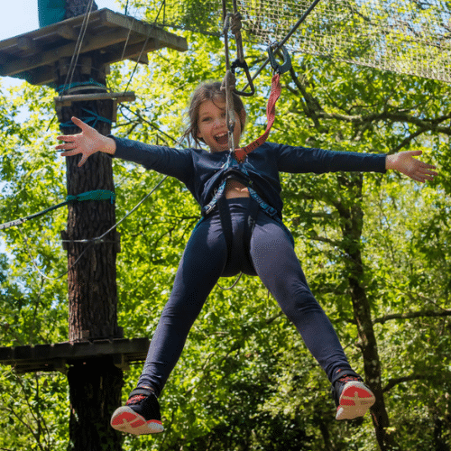 enfant s'amusant dans un parcours d'accrobranche