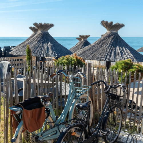 vélo devant un restaurant à Lacanau