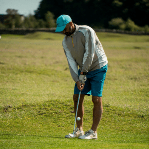 homme qui joue au golf