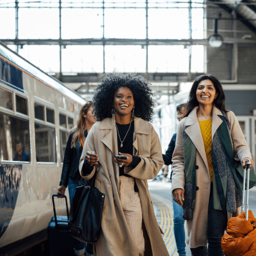 deux femmes qui vont prendre le train