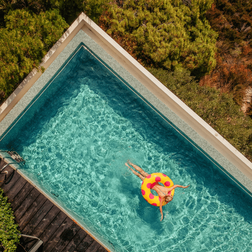 femme dans une piscine avec une bouée